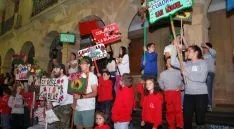 Los carteles de las cuadrillas, en la escalera del ayuntamiento. / SN