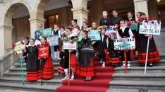 Los niños, ataviados con el traje popular, ante el ayuntamiento. / SN 