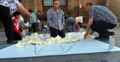 Los quintos del 65 preparan el tapiz floral para el Corpus Christi. / SN 