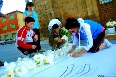 Los quintos del 65 preparan el tapiz floral para el Corpus Christi. / SN 