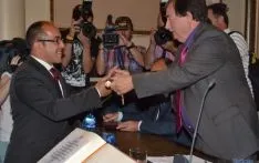 Luis Rey recibe el bastón de mando de Diputación