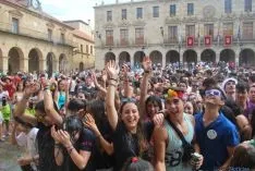 Caluroso arranque de Las Bailas este lunes sanjuanero. / SN