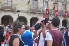 Caluroso arranque de Las Bailas este lunes sanjuanero. / SN