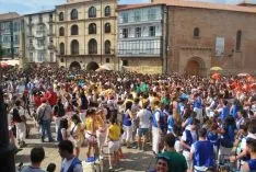 Caluroso arranque de Las Bailas este lunes sanjuanero. / SN