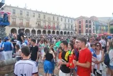 Caluroso arranque de Las Bailas este lunes sanjuanero. / SN