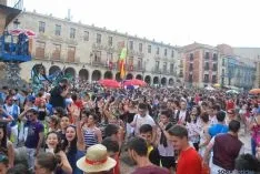 Caluroso arranque de Las Bailas este lunes sanjuanero. / SN