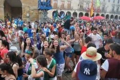 Caluroso arranque de Las Bailas este lunes sanjuanero. / SN