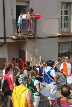 Caluroso arranque de Las Bailas este lunes sanjuanero. / SN