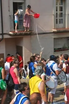 Caluroso arranque de Las Bailas este lunes sanjuanero. / SN