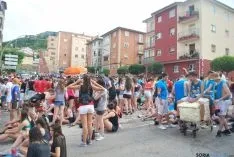 Caluroso arranque de Las Bailas este lunes sanjuanero. / SN