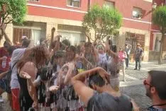 Caluroso arranque de Las Bailas este lunes sanjuanero. / SN