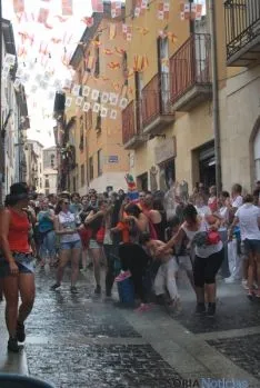 Caluroso arranque de Las Bailas este lunes sanjuanero. / SN
