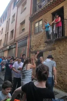 Caluroso arranque de Las Bailas este lunes sanjuanero. / SN