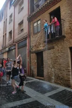Caluroso arranque de Las Bailas este lunes sanjuanero. / SN
