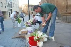 Los quintos del 65 preparan el tapiz floral para el Corpus Christi. / SN 