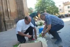 Los quintos del 65 preparan el tapiz floral para el Corpus Christi. / SN 