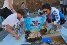 Los quintos del 65 preparan el tapiz floral para el Corpus Christi. / SN