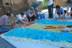 Los quintos del 65 preparan el tapiz floral para el Corpus Christi. / SN