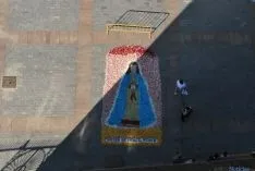 Los quintos del 65 preparan el tapiz floral para el Corpus Christi. / SN