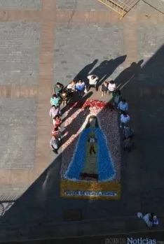 Los quintos del 65 preparan el tapiz floral para el Corpus Christi. / SN