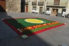 Los quintos del 65 preparan el tapiz floral para el Corpus Christi. / SN