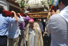 Vicente Jiménez, arzobispo de Zaragoza, y agredeño, bajo las andas de la Virgen. / SN