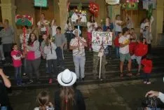 Las cuadrillas, en la plaza Mayor. / SN