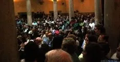 Público en el nombramiento de reina y damas, en los Castejones. / SN