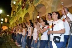 Los jurados, durante el 'Adiós, adios, San Juan', en la escalinata del Ayuntamiento