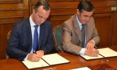Firma del convenio con el Secretario de Estado