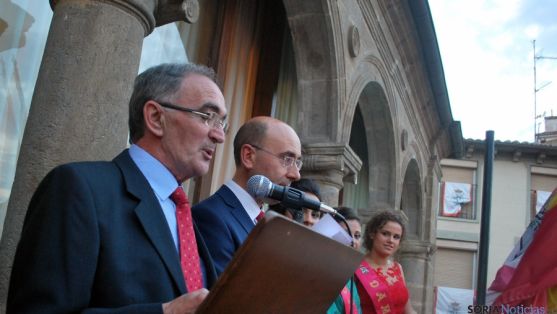 Jorge Ruiz, con el alcalde de Ágreda, en el pregón de Los Milagros este miércoles. / SN