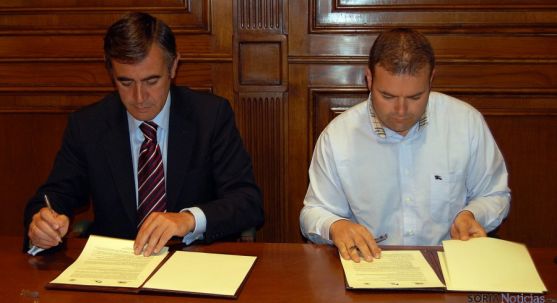 Antonio Pardo y Miguel Bonilla en la firma del convenio. / Dip.