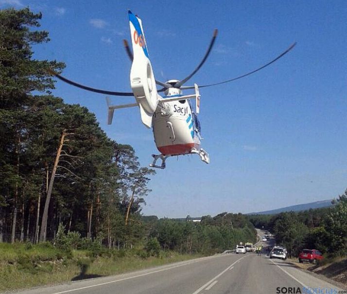 Un helicóptero del Sacyl tomando llegando al lugar del accidente. / SN