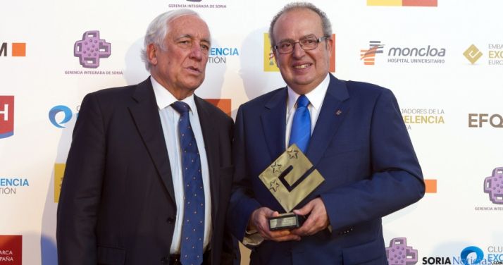 Enrique Delgado (dcha), gerente, con el galardón.