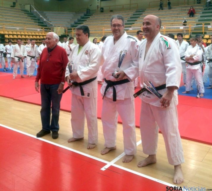 Aragonés (2º dcha) con su trofeo.