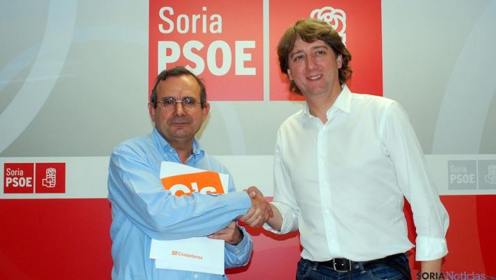 Jesús de Lózar (izda.) y Carlos Martínez Mínguez tras la rúbrica del acuerdo que da la Diputación al PSOE. / SN