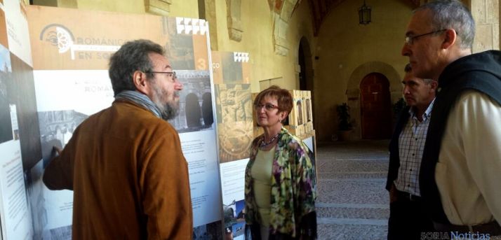 El jefe de Cultura de la Junta en Soria (izda.), con la alcaldesa y el abad del monasterio. / Jta.