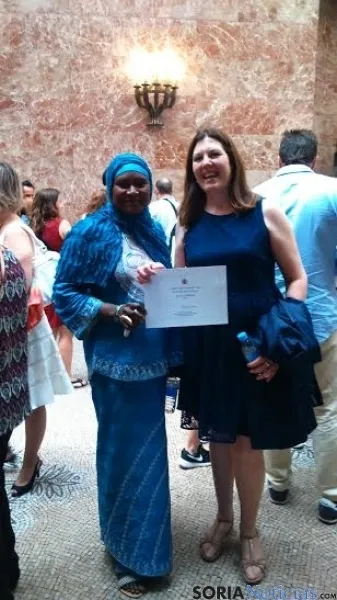 La directora del centro con una de las alumnas. / Jta.