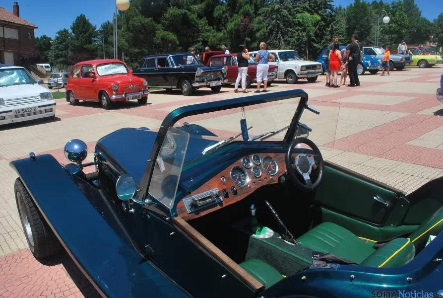 Coches antiguos en Camaretas este sábado. / SN