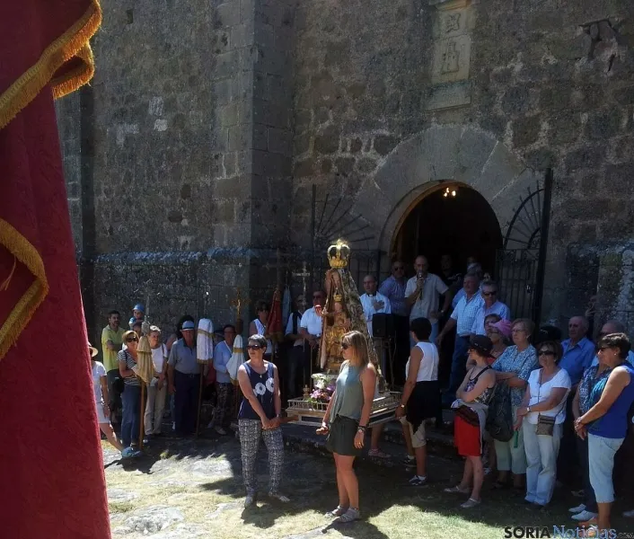 Calurosa la jornada de devoción en El Royo. / SN