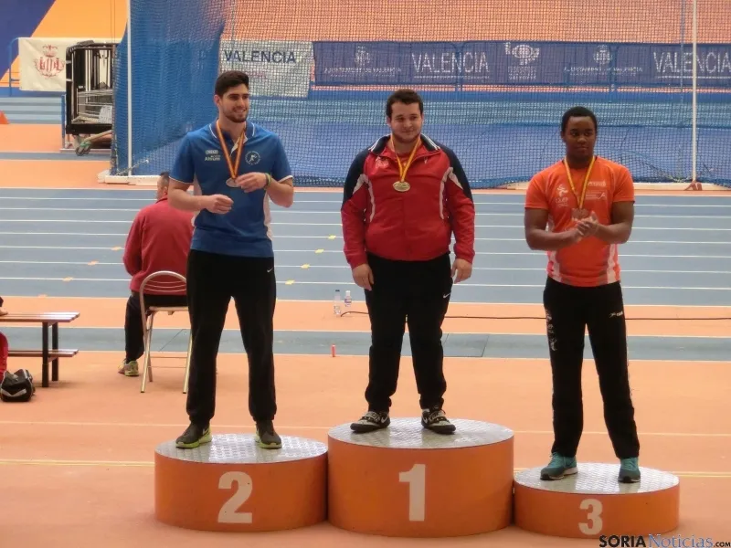 El podio en peso junior en pista cubierta.