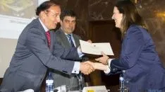 El director de FP, Ángel de Miguel entrega el premio. / Jta.