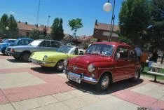 Coches antiguos en Camaretas este sábado. / SN