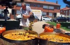 Camaretas celebraba este sábado su multitudinaria comida vecinal.  / SN