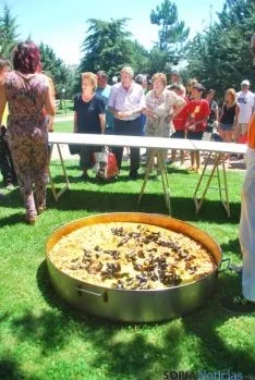 Camaretas celebraba este sábado su multitudinaria comida vecinal.  / SN