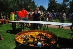 Camaretas celebraba este sábado su multitudinaria comida vecinal.  / SN