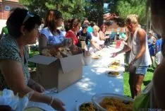 Camaretas celebraba este sábado su multitudinaria comida vecinal.  / SN
