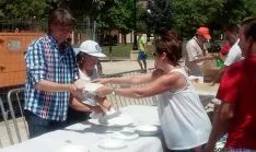 El alcalde en el reparto de la comida./SN