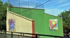 El frontón, con reproducciones de las obras de Alberto Delso.
