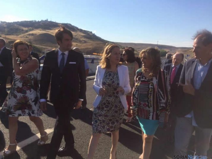 Ana Pastor y miembros del PP en la inauguración
